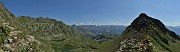 40 Salendo dalla Bocchetta Triomen al Tribortoi vista panoramica verso il Triomen a dx e i Laghi di Ponteranica a sx